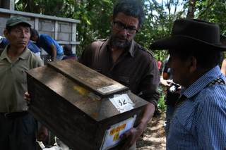 Inhuman los cuerpos de 68 indígenas masacrados durante la guerra civil en Guatemala