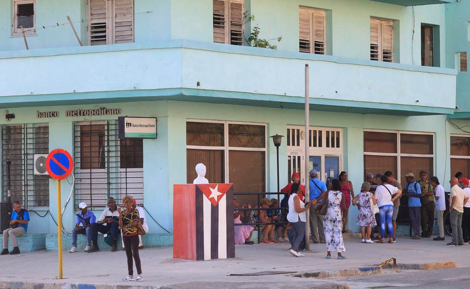 La falta de divisas en Cuba afecta a varios miles de españoles que reciben ayudas públicas