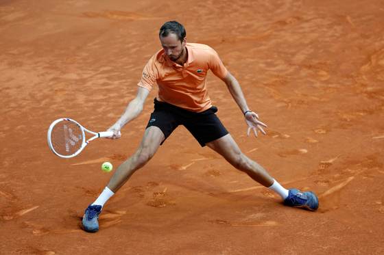 Medvedev vence con apuros de camino a tercera ronda