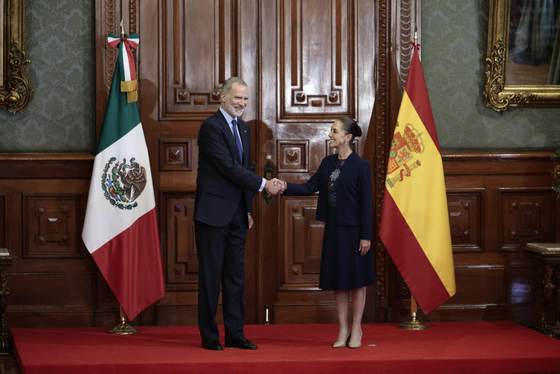 Sheinbaum conversa con el rey Felipe VI sobre "la importancia de los pueblos originarios"