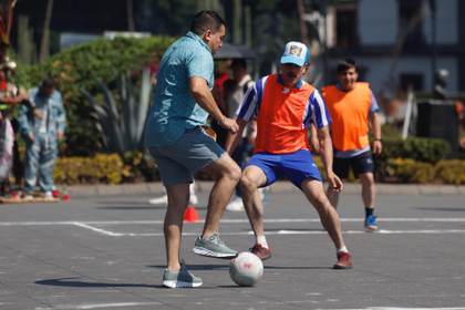 Activistas mexicanos protestan con "retas" de fútbol popular contra el Mundial 2026