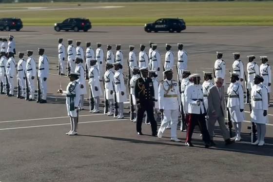 Carlos III vuelve como rey a Bahamas, donde presenció su independencia en 1973