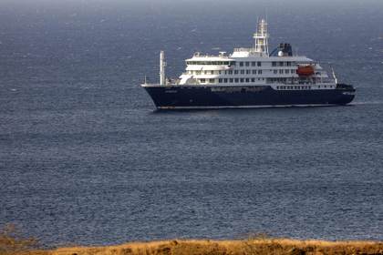 Naviera del crucero con hantavirus prepara cuarentena y cribado antes de viajar a Canarias