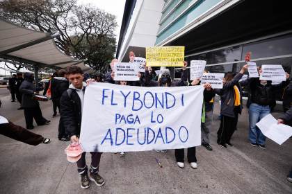 Protesta de extrabajadores de aerolínea Flybondi exige indemnizaciones y salarios impagos