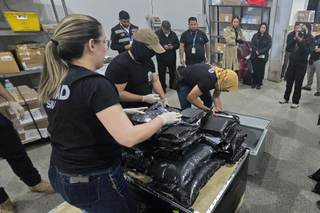 Tres detenidos, 147 kg de marihuana y armas incautadas en el principal aeropuerto de Paraguay