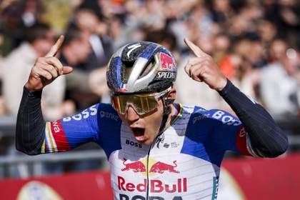Evenepoel brinda por su primera victoria en la Amstel Gold Race