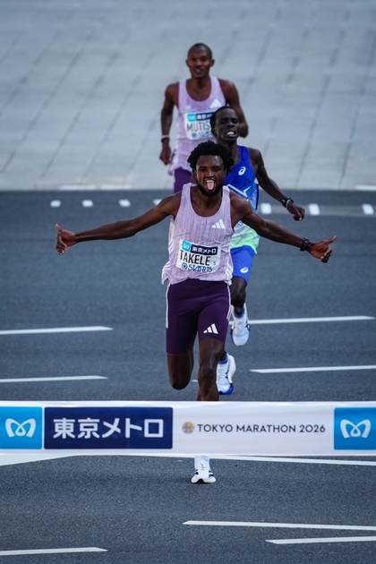 El etíope Takele vuelve a ganar el Maratón de Tokio y la keniana Kosgei se corona