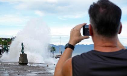 Huracán Rachel gana fuerza y alcanza la categoría 3 frente a costas del Pacífico mexicano