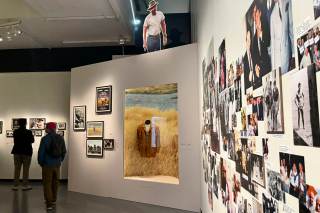 Belmondo, el retrato de una estrella total en su primera retrospectiva en París