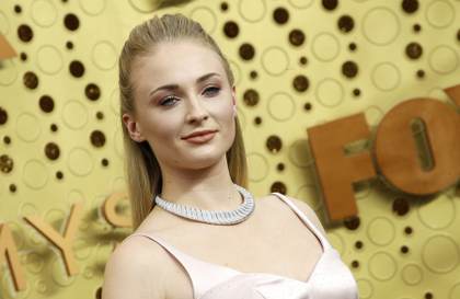 El rodaje de Tomb Raider paralizado por la lesión en la espalda de Sophie Turner