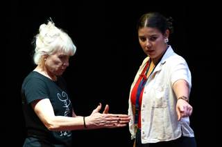 Coreógrafa española Sol Picó debuta en Panamá con 'Malditas plumas' e inaugura FAE 2026