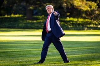 Trump sopesa convertir sala de prensa de la Casa Blanca en piscina como su "último legado"