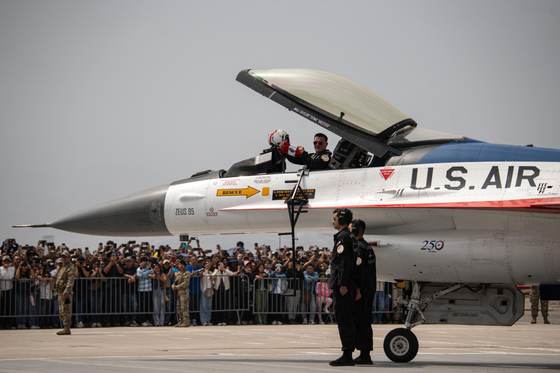 Cientos de peruanos visitan festival aéreo para ver demostración de aviones F-16 de EEUU