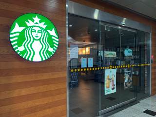 La plantilla de Starbucks en Corea del Sur recibe clases de historia tras polémica campaña