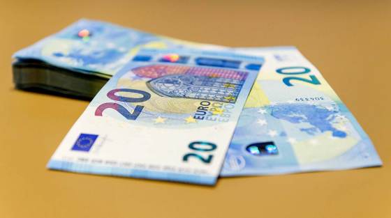 El euro cae por debajo de 1,12 dólares, mínimo desde mayo de 2025