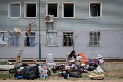 Dos baños en un refugio con cientos de sobrevivientes del terremoto en Venezuela