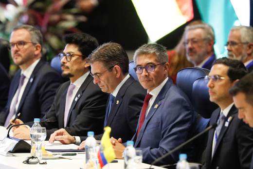 Paz dice que la "seguridad hemisférica de las democracias" en la región "está en peligro"