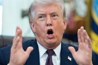 Trump dice que Irán ha pedido una tregua pero Teherán lo niega: Día 33