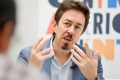 El escritor Pedro Mairal: Un mal gobierno no va a doblegar la cultura argentina
