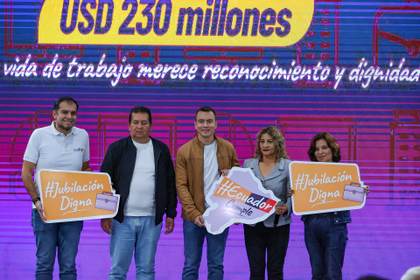 Noboa paga 230 millones de dólares en compensaciones a funcionarios jubilados de Ecuador