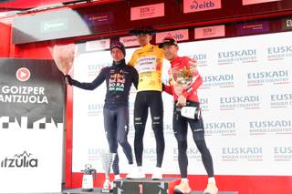 Seixas, radiante por ganar la Itzulia: "Tres etapas y el título, qué más puedo pedir"