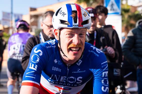 Godon supera a Evenepoel en una primera etapa decidida por milímetros