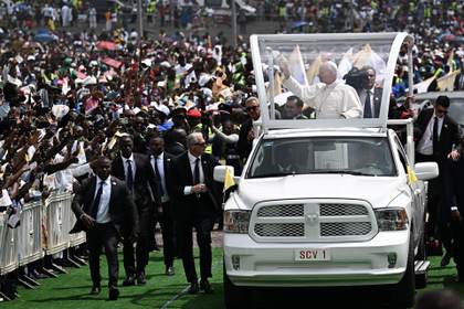 El papa dice que hay "pan para todos" si no se "acapara", en misa multitudinaria en Duala