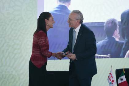 Sheinbaum pide a empresarios unir esfuerzos y ellos le piden contener la deuda de México