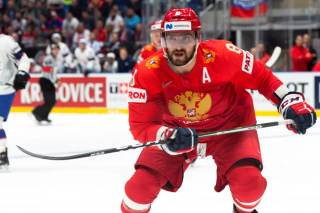 Ovechkin, estrella de la NHL, causa polémica por aparecer en un video electoral de Putin