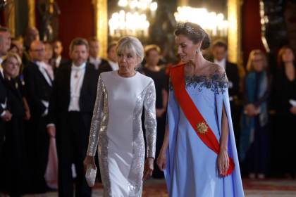 La reina Letizia luce moda española y la tiara floral en la cena de gala con los Macron