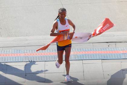 El keniano Cornelius Chepkok y la etíope Tigst Belew conquistan el maratón de Santiago