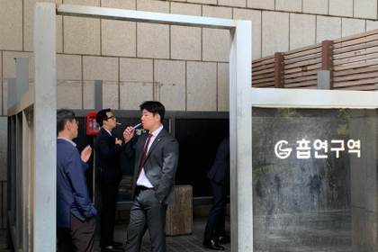 Corea del Sur comienza a aplicar al vapeo las mismas restricciones que a los cigarrillos