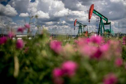 El brent sube un 4 % y roza los 100 dólares por el temor a un cierre más severo de Ormuz