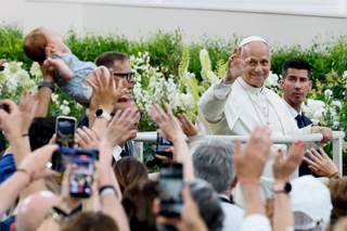 Día 3 del papa en España: apoyo a los migrantes y reunión con víctimas de abusos sexuales