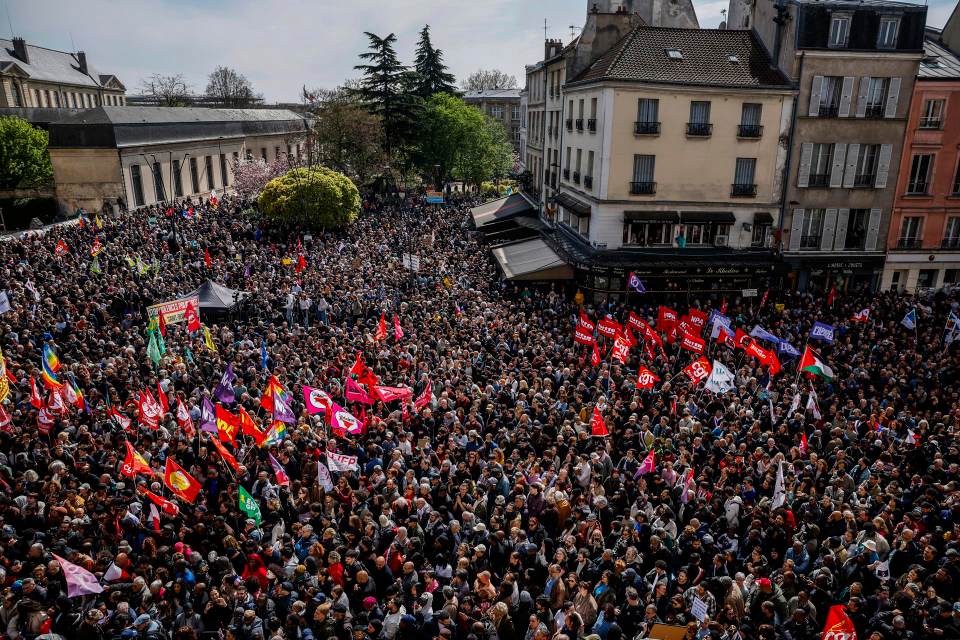 Miles de personas se manifiestan contra el racismo tras los ataques a un alcalde francés
