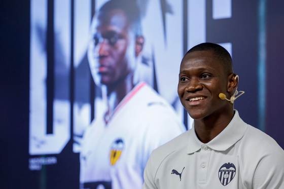 Dieng: “Vengo de un club que ha ganado muchos trofeos en África y esa es mi ambición”