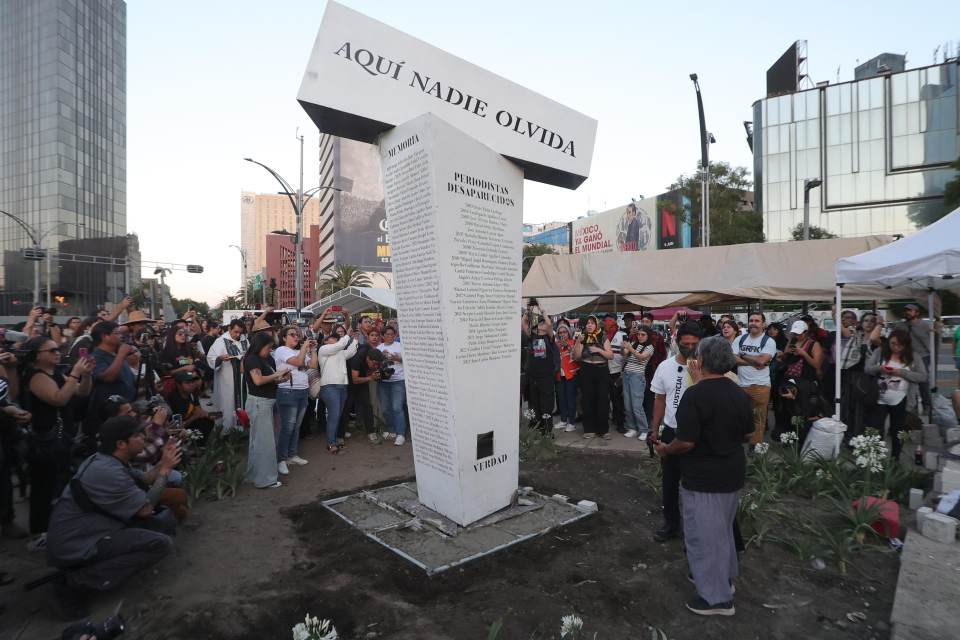 Instalan antimonumento en memoria de periodistas asesinados en México de cara al Mundial