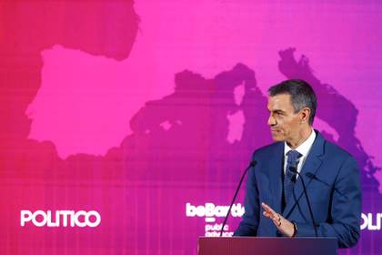 Sánchez y Feijóo coinciden en celebrar la victoria de Péter Magyar en Hungría