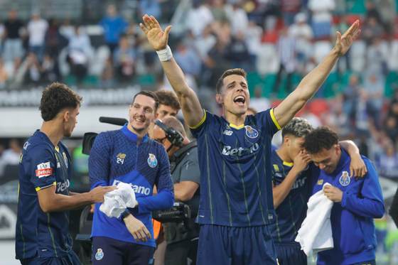 Un doblete del turco Gül ante el Estrela Amadora (1-2) acerca al Oporto al título