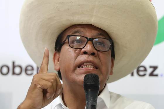 El izquierdista Sánchez se afianza en el segundo lugar en las elecciones de Perú