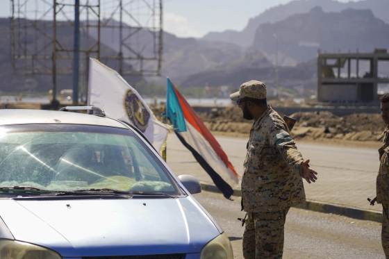 Evacúan el aeropuerto de Aden, sede del Gobierno yemení, tras advertencia de los hutíes