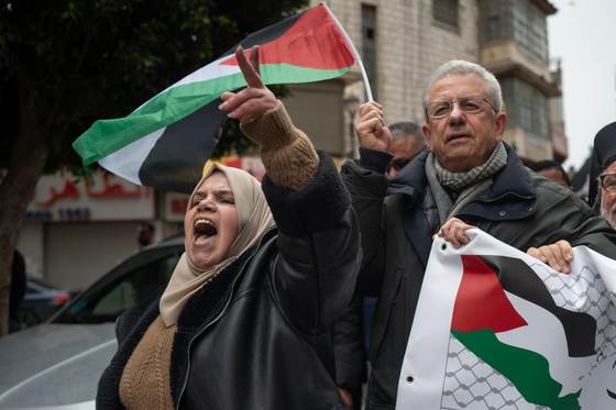 Palestinos protestan la pena de muerte impuesta por Israel en una Cisjordania en huelga