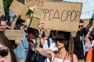 Miles de ucranianos protestan en las calles contra el cese del ministro de Defensa