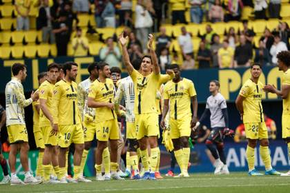 El Villarreal celebra la clasificación con vuelta de honor e himno de la Liga de Campeones
