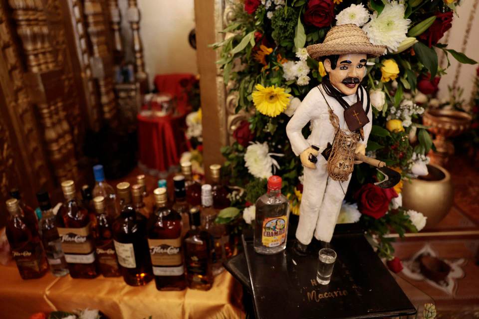 Salvadoreños celebran a San Simón, el santo de los excluidos, y le piden salud y suerte