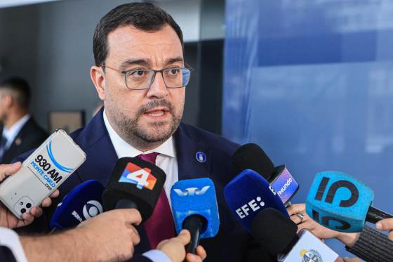 Barbón dice que España debe decidir entre proteger a personas o favorecer la especulación