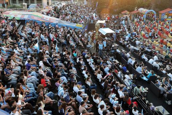 Trasnochados y sin equipos: cómo se sigue el inalcanzable Mundial en el Sudeste Asiático