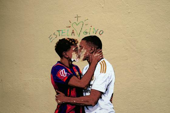 Un beso de Lamine Yamal y Mbappé, el nuevo mural de TvBoy antes del clásico
