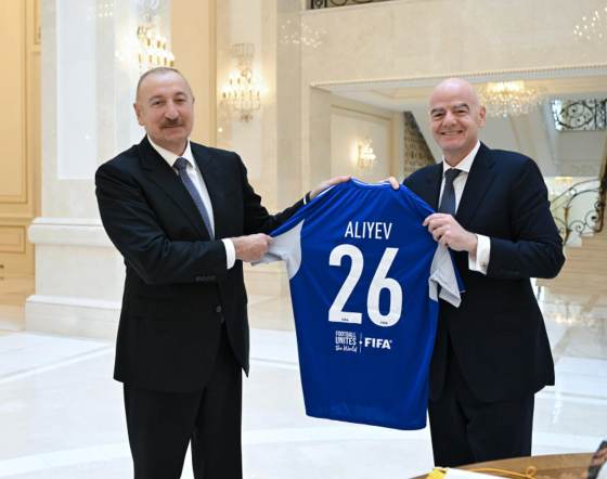 Infantino viaja a Azerbaiyán en medio de polémica por retorno de Rusia a la competición