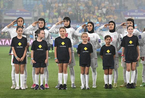 Futbolistas iraníes rompen su silencio y cantan el himno nacional en la Copa de Asia